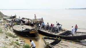 The water level in Ganga continued to rise for the third straight day on Thursday cutting off most of the city’s famed ghats and prompting administration to ask boatmen to refrain from plying in the river as a precautionary measure.(Parwaz Khan /HT PHOTO) The water level in Ganga continued to rise for the third straight day on Thursday cutting off most of the city’s famed ghats and prompting administration to ask boatmen to refrain from plying in the river as a precautionary measure.(Parwaz Khan /HT PHOTO)