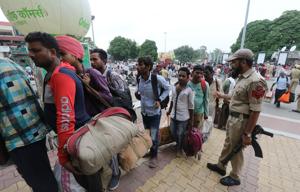 Migrant labourers who were working in Kashmir valley, flee from Kashmir as they arrive at the railway station to board a train to leave for their homes, in Jammu .(Hindustan Times Photo) Migrant labourers who were working in Kashmir valley, flee from Kashmir as they arrive at the railway station to board a train to leave for their homes, in Jammu .(Hindustan Times Photo)