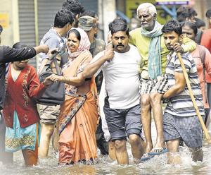 Residents help each other walk through the flooded streets of Sangli on Saturday. In similar scenes such as this, the collective effort of Kolhapur residents ensured minimum loss of life.(Pratham Gokhale/HT Photo) Residents help each other walk through the flooded streets of Sangli on Saturday. In similar scenes such as this, the collective effort of Kolhapur residents ensured minimum loss of life.(Pratham Gokhale/HT Photo)