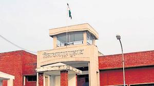 Four cellphones and two SIM cards are seized by the Bhondsi jail authorities.(HT photo) Four cellphones and two SIM cards are seized by the Bhondsi jail authorities.(HT photo)