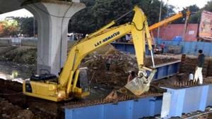 Facing land related obstacles, Delhi’s Public Works Department (PWD) has proposed to halve the length of the much-awaited East-West elevated corridor.(Amal KS/HT Photo (Representative image)) Facing land related obstacles, Delhi’s Public Works Department (PWD) has proposed to halve the length of the much-awaited East-West elevated corridor.(Amal KS/HT Photo (Representative image))