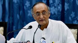 West Bengal finance minister Amit Mitra on Saturday predicted that a deep depression is staring at the Indian economy.(PTI File Photo) West Bengal finance minister Amit Mitra on Saturday predicted that a deep depression is staring at the Indian economy.(PTI File Photo)