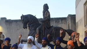 Pakistani Sikh gesture in front of the statue of Maharaja Ranjit Singh, leader of the Sikh empire at the Lahore fort.(File photo: AFP) Pakistani Sikh gesture in front of the statue of Maharaja Ranjit Singh, leader of the Sikh empire at the Lahore fort.(File photo: AFP)