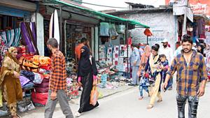 People shopping ahead of Eid at Banihal days after the revocation of Article 370 in Jammu and Kashmir.(ANI) People shopping ahead of Eid at Banihal days after the revocation of Article 370 in Jammu and Kashmir.(ANI)