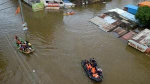 Navy personnel evacuate flood-affected people to safer places in Sangli district in the western state of Maharashtra, India, August 10, 2019. REUTERS/Stringer NO RESALES. NO ARCHIVES.(REUTERS) Navy personnel evacuate flood-affected people to safer places in Sangli district in the western state of Maharashtra, India, August 10, 2019. REUTERS/Stringer NO RESALES. NO ARCHIVES.(REUTERS)