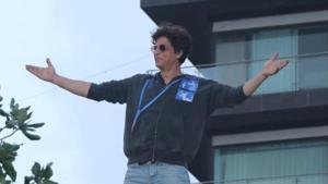 Shah Rukh Khan greets fans outside Mannat on Eid.(Varinder Chawla) Shah Rukh Khan greets fans outside Mannat on Eid.(Varinder Chawla)