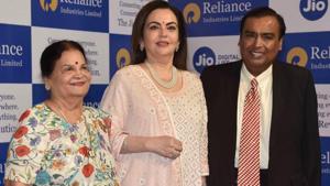 Mukesh Ambani with family ahead of 42nd Reliance AGM at Birla Matushri in Mumbai on Monday.(HT PHOTOS/Anshuman Poyrekar) Mukesh Ambani with family ahead of 42nd Reliance AGM at Birla Matushri in Mumbai on Monday.(HT PHOTOS/Anshuman Poyrekar)