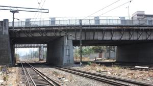 Centeral Railway has asked the KDMC to shut the Dombivili rail over bridge after it was declared unsafe.(Praful Gangurde/HT Photo(Represtative image)) Centeral Railway has asked the KDMC to shut the Dombivili rail over bridge after it was declared unsafe.(Praful Gangurde/HT Photo(Represtative image))