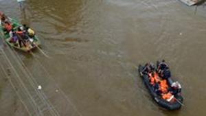 Navy personnel evacuate flood-affected people to safer places in Sangli district in the western state of Maharashtra.(REUTERS) Navy personnel evacuate flood-affected people to safer places in Sangli district in the western state of Maharashtra.(REUTERS)
