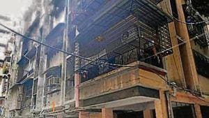 Mahak Apartments on Link Road, Ulhasnagar camp 3 developed cracks on Monday.(Rishikesh Choudhary/HT) Mahak Apartments on Link Road, Ulhasnagar camp 3 developed cracks on Monday.(Rishikesh Choudhary/HT)