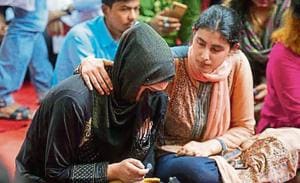 A Kashmiri students breaks down during an event to observe Eid al-Adha at Jantar Mantar, in New Delhi.(Amal KS/ Hindustan Times) A Kashmiri students breaks down during an event to observe Eid al-Adha at Jantar Mantar, in New Delhi.(Amal KS/ Hindustan Times)