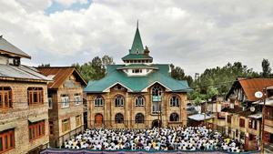 Kashmiris attend Eid-al-Adha prayers at a mosque during restrictions after the scrapping of the special constitutional status for Kashmir by the Indian government, in Srinagar on Monday.(Reuters photo) Kashmiris attend Eid-al-Adha prayers at a mosque during restrictions after the scrapping of the special constitutional status for Kashmir by the Indian government, in Srinagar on Monday.(Reuters photo)