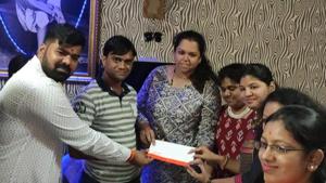 Yuva Sena chief Aaditya Thackeray on Saturday issued a Rs 1-lakh cheque to an autorickshaw driver, who earlier this month helped a woman who went into premature labour at Virar railway station. Yuva Sena chief Aaditya Thackeray on Saturday issued a Rs 1-lakh cheque to an autorickshaw driver, who earlier this month helped a woman who went into premature labour at Virar railway station.