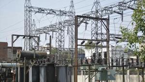 The Delhi government will extend its 100% power subsidy scheme to those domestic consumers who manage to keep their power bills to at most <span class='webrupee'>₹</span>800, senior government officials working on the plan said on Monday.(Sakib Ali /Hindustan Times)