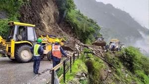 A landslide on a stretch of the Chandigarh-Manali highway in Mandi on Wednesday.(Birbal Sharma/ht)