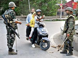 Local residents face security checks during a lockdown in Srinagar.(Photo: AFP) Local residents face security checks during a lockdown in Srinagar.(Photo: AFP)