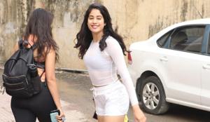 Janhvi Kapoor borrowed money from her driver to give to a child.(Varinder Chawla) Janhvi Kapoor borrowed money from her driver to give to a child.(Varinder Chawla)