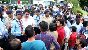 A bomb hoax sent security personnel in a tizzy and led to emergency evacuation of thousands of shoppers at Elante mall in Chandigarh.(HT Photo) A bomb hoax sent security personnel in a tizzy and led to emergency evacuation of thousands of shoppers at Elante mall in Chandigarh.(HT Photo)