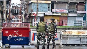 Security personnel stand guard during a lockdown in Srinagar on August 14, 2019, after the Indian government stripped Jammu and Kashmir of its autonomy.(Photo: AFP) Security personnel stand guard during a lockdown in Srinagar on August 14, 2019, after the Indian government stripped Jammu and Kashmir of its autonomy.(Photo: AFP)