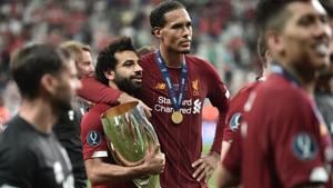 Liverpool's Egyptian midfielder Mohamed Salah and Liverpool's Dutch defender Virgil van Dijk pose with the trophy.(AFP) Liverpool's Egyptian midfielder Mohamed Salah and Liverpool's Dutch defender Virgil van Dijk pose with the trophy.(AFP)