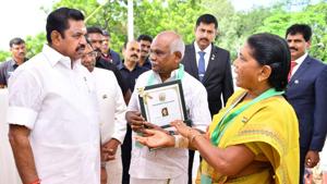 Tamil Nadu Chief Minister K. Palaniswami on Thursday presented special bravery award to an elderly couple from Tirunelveli district, who recently fought armed robbers with plastic chairs and slippers.(CMOTamil nadu/Twitter) Tamil Nadu Chief Minister K. Palaniswami on Thursday presented special bravery award to an elderly couple from Tirunelveli district, who recently fought armed robbers with plastic chairs and slippers.(CMOTamil nadu/Twitter)