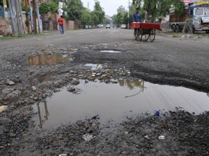 Data maintained by Delhi Traffic Police shows that in May, 52 complaints of traffic jams caused by potholes were reported on their helpline. In June, the number of complaints rose to 85 and in July it touched 109.(HT Photo) Data maintained by Delhi Traffic Police shows that in May, 52 complaints of traffic jams caused by potholes were reported on their helpline. In June, the number of complaints rose to 85 and in July it touched 109.(HT Photo)