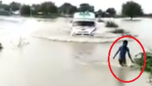 A boy helped an ambulance cross a bridge safely.(Twitter/@MahantVakkund) A boy helped an ambulance cross a bridge safely.(Twitter/@MahantVakkund)