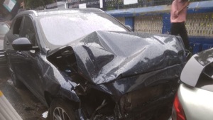 Three Bangladeshi nationals were waiting under this traffic post when a Mercedes, flung after it was hit by a speeding Jaguar, hit it, killing two of them.(HT Photo) Three Bangladeshi nationals were waiting under this traffic post when a Mercedes, flung after it was hit by a speeding Jaguar, hit it, killing two of them.(HT Photo)