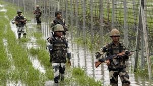 Pakistan on Saturday violated ceasefire by resorting to mortar shelling and small arms firing on forward posts and villages along the Line of Control (LoC) in Rajouri district.(Nitin Kanotra/HT File Photo) Pakistan on Saturday violated ceasefire by resorting to mortar shelling and small arms firing on forward posts and villages along the Line of Control (LoC) in Rajouri district.(Nitin Kanotra/HT File Photo)