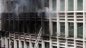 A senior police officer present on the spot said the fire was limited to three-four rooms on the fifth floor.(ANI Photo) A senior police officer present on the spot said the fire was limited to three-four rooms on the fifth floor.(ANI Photo)