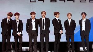 South Korean pop group BTS stand on scene after they performed during a Korean cultural event to which attend South Korean President Moon Jae-in and his wife Kim Jung-sook.(Yoan Valat/Pool/REUTERS) South Korean pop group BTS stand on scene after they performed during a Korean cultural event to which attend South Korean President Moon Jae-in and his wife Kim Jung-sook.(Yoan Valat/Pool/REUTERS)