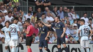 Real Madrid's Luka Modric, centre left is consoled by Gareth Bale.(AP) Real Madrid's Luka Modric, centre left is consoled by Gareth Bale.(AP)