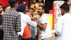 A traffic Police man pushing AAP leader Navdeep Singh Jeeda during clash in Bathinda on Saturday.(Sanjeev Kumar/Hindustan Times photo) A traffic Police man pushing AAP leader Navdeep Singh Jeeda during clash in Bathinda on Saturday.(Sanjeev Kumar/Hindustan Times photo)