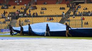 Ground staff covering the ground.(Hindustan Times) Ground staff covering the ground.(Hindustan Times)