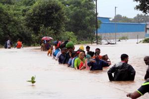 Thane Disaster Rescue Force(TDRF) and local residence carry out rescue and relief operation .(HT Photo) Thane Disaster Rescue Force(TDRF) and local residence carry out rescue and relief operation .(HT Photo)