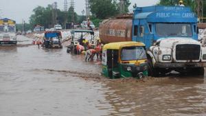A heavy downpour drenched Agra early on Sunday, flooding low-lying areas in the city.(HT Photo) A heavy downpour drenched Agra early on Sunday, flooding low-lying areas in the city.(HT Photo)