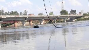 A warning was issued after the water level of Yamuna crossed the danger mark at 4pm on Sunday.(HT Photo) A warning was issued after the water level of Yamuna crossed the danger mark at 4pm on Sunday.(HT Photo)