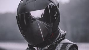 Cognitive control, as psychologists call the neuronal mechanism of weighing things up, is less pronounced when wearing a helmet.(Unsplash) Cognitive control, as psychologists call the neuronal mechanism of weighing things up, is less pronounced when wearing a helmet.(Unsplash)