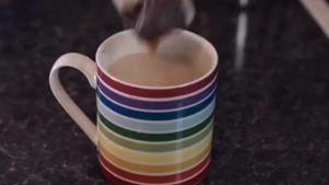 The video shows a close-up of the man’s tea-making style. (Screengrab)(Twitter/Holly Harley) The video shows a close-up of the man’s tea-making style. (Screengrab)(Twitter/Holly Harley)