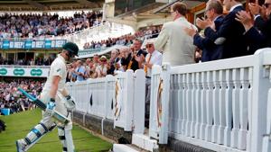 Steve Smith walks back to the pavilion.(Reuters) Steve Smith walks back to the pavilion.(Reuters)