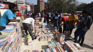 Footpath book market at Daryaganj in Delhi.(HT PHOTO) Footpath book market at Daryaganj in Delhi.(HT PHOTO)