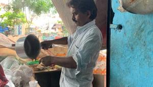 Ashok Kumar’s tea stall, near old Gurugram’s Budheshwar Temple, actually clings to an onion warehouse.(HT Photo) Ashok Kumar’s tea stall, near old Gurugram’s Budheshwar Temple, actually clings to an onion warehouse.(HT Photo)