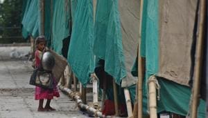 A child carries her belongings while shifting to a portable tent put up by Delhi government for people living in the floodplains after an increase in the water level of Yamuna river at Geeta Colony in New Delhi, on Monday, August 19, 2019.(Sanchit Khanna/HT PHOTO) A child carries her belongings while shifting to a portable tent put up by Delhi government for people living in the floodplains after an increase in the water level of Yamuna river at Geeta Colony in New Delhi, on Monday, August 19, 2019.(Sanchit Khanna/HT PHOTO)