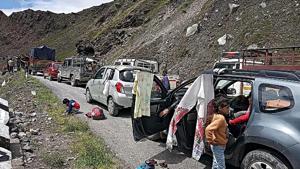 Tourists vehicle stuck on Kaza road in Lahaul-Spiti district on Monda, August 19, 2019.(ANI) Tourists vehicle stuck on Kaza road in Lahaul-Spiti district on Monda, August 19, 2019.(ANI)