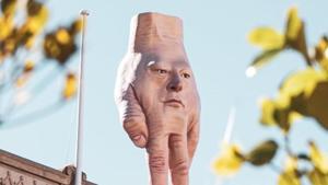 “Give a big hand for Wellington’s newest resident,” says a tweet about the sculpture.(Twitter/@Wellington_NZ) “Give a big hand for Wellington’s newest resident,” says a tweet about the sculpture.(Twitter/@Wellington_NZ)