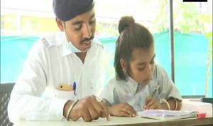 The traffic cops started an initiative ‘Police Pathshala’ about one and a half years ago with an aim to bring change in the children’s lives.(ANI) The traffic cops started an initiative ‘Police Pathshala’ about one and a half years ago with an aim to bring change in the children’s lives.(ANI)
