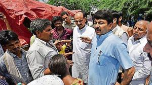 Member of Parliament Manoj Tiwari talks to flood-affected victims, near Kashmere Gate ISBT, in New Delhi, India, on Wednesday, August 21, 2019. Several low-lying areas along the Yamuna were today flooded as the water level in the river was flowing two metre above the danger mark and inching towards touching the highest level.(Photo by Raj K Raj/ Hindustan Times) Member of Parliament Manoj Tiwari talks to flood-affected victims, near Kashmere Gate ISBT, in New Delhi, India, on Wednesday, August 21, 2019. Several low-lying areas along the Yamuna were today flooded as the water level in the river was flowing two metre above the danger mark and inching towards touching the highest level.(Photo by Raj K Raj/ Hindustan Times)