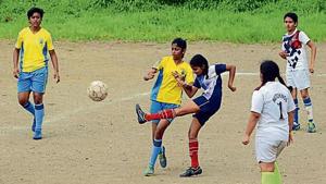 Players of Gurukul (yellow) and Hutchings (white) in action during zilla parishad girls u-14 semi-finals on Wednesday.(Shankar Narayan/ HT Photo) Players of Gurukul (yellow) and Hutchings (white) in action during zilla parishad girls u-14 semi-finals on Wednesday.(Shankar Narayan/ HT Photo)