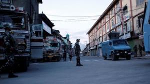 Security force personnel stand guard on a deserted road during restrictions after scrapping of the special constitutional status for Kashmir by the government, in Jammu ad Kashmir’s Srinagar.(Reuters File Photo) Security force personnel stand guard on a deserted road during restrictions after scrapping of the special constitutional status for Kashmir by the government, in Jammu ad Kashmir’s Srinagar.(Reuters File Photo)