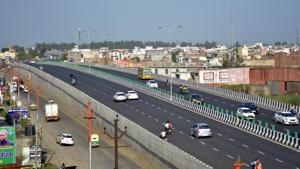 Officials said they will initially keep the speed limit to 100kmph on the Delhi-Meerut Expressway.(Sakib Ali / HT Photo) Officials said they will initially keep the speed limit to 100kmph on the Delhi-Meerut Expressway.(Sakib Ali / HT Photo)